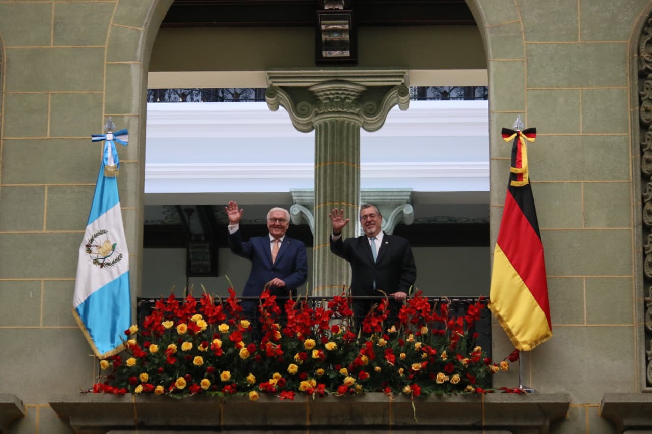 El presidente de Guatemala, Bernardo Arévalo de León, y su homólogo alemán, Frank-Walter Steinmeier, en el Palacio Nacional de la Cultura, donde acordaron fortalecer la cooperación bilateral. (Foto Prensa Libre: Javier Hernández)