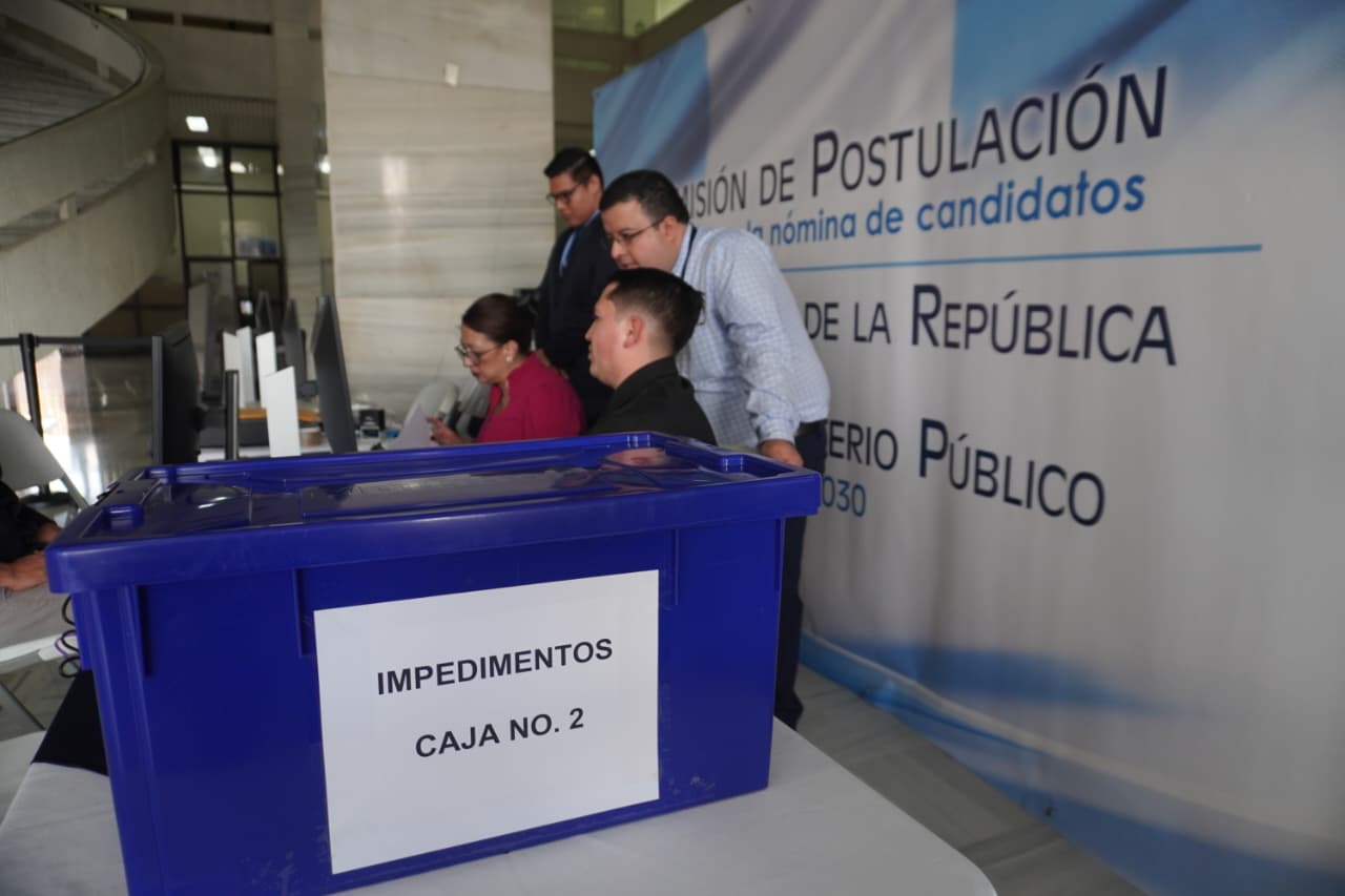 Ciudadanos presentan tachas contra aspirantes a fiscal general ante la Comisión de Postulación, que analiza los impedimentos dentro del proceso de selección. (Foto Prensa Libre: Byron Baiza)