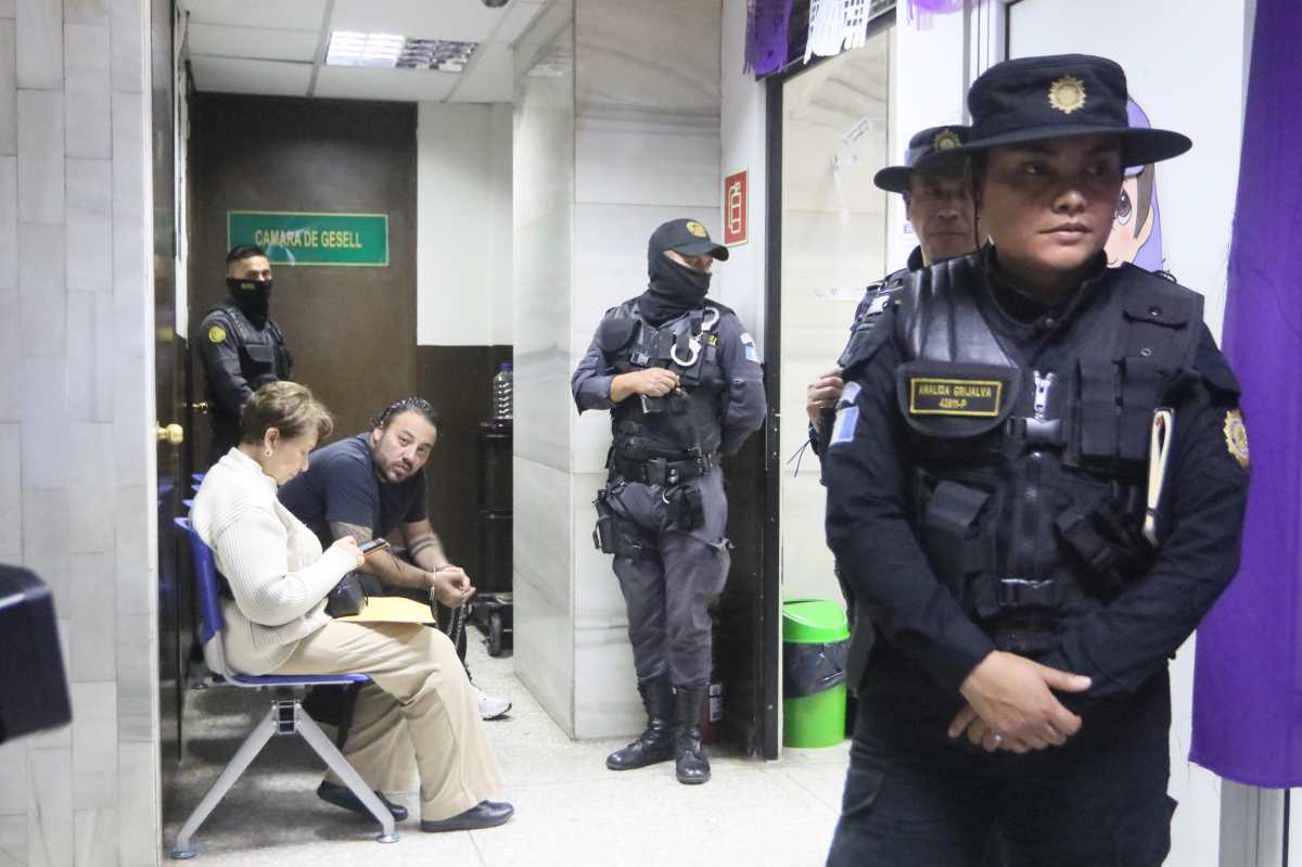 Pedro Alejandro Duque ingresa a la sala del Juzgado Segundo Penal en la Torre de Tribunales, previo a su audiencia de primera declaración por el caso CHN, bajo resguardo de agentes de la PNC y personal del Sistema Penitenciario. (Foto Prensa Libre: Valeria Bethancourt)