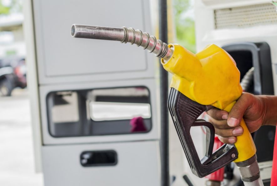 gasolina precios persona con dispensador de gasolina