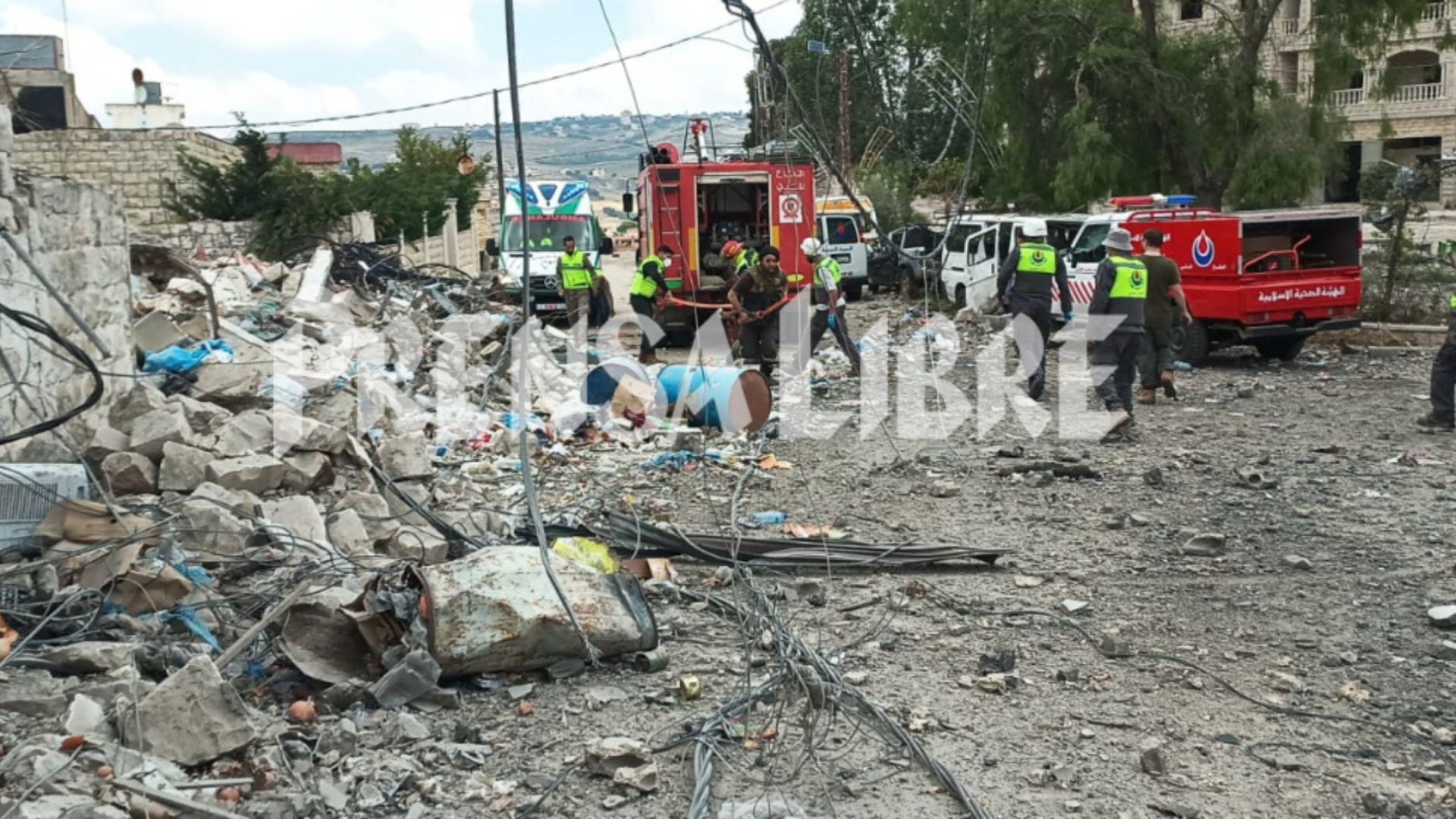 Bomberos inspeccionan un área cubierta de escombros en Yarún, en el sur de Líbano, tras los daños provocados por los bombardeos. (Foto, Prensa Libre: cortesía María De León)