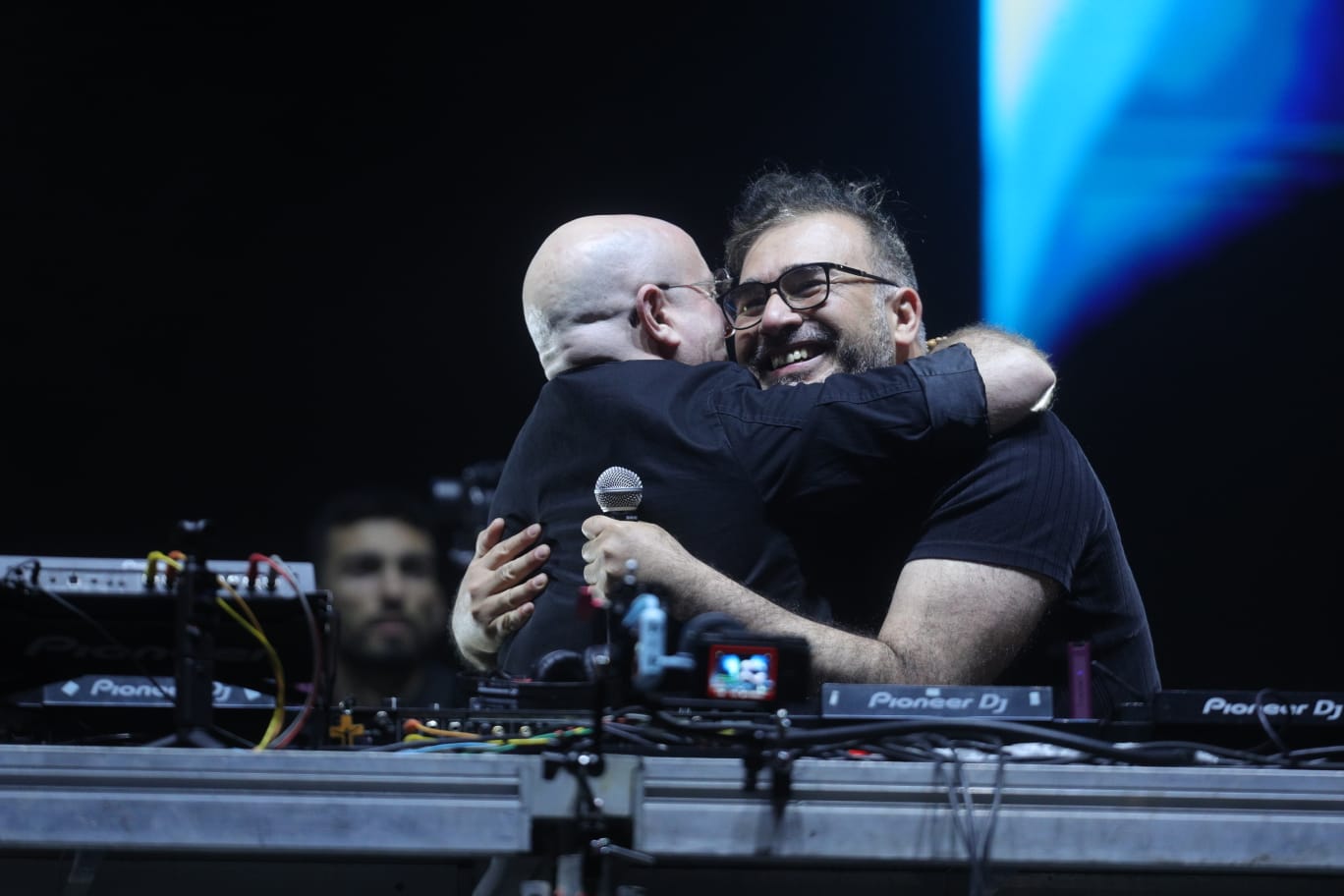 El padre Guilherme junto a Francisco Páez durante el concierto en Guatemala.  Páez es uno de los invitados especiales de la noche.   (Foto Prensa Libre: Keneth Cruz)