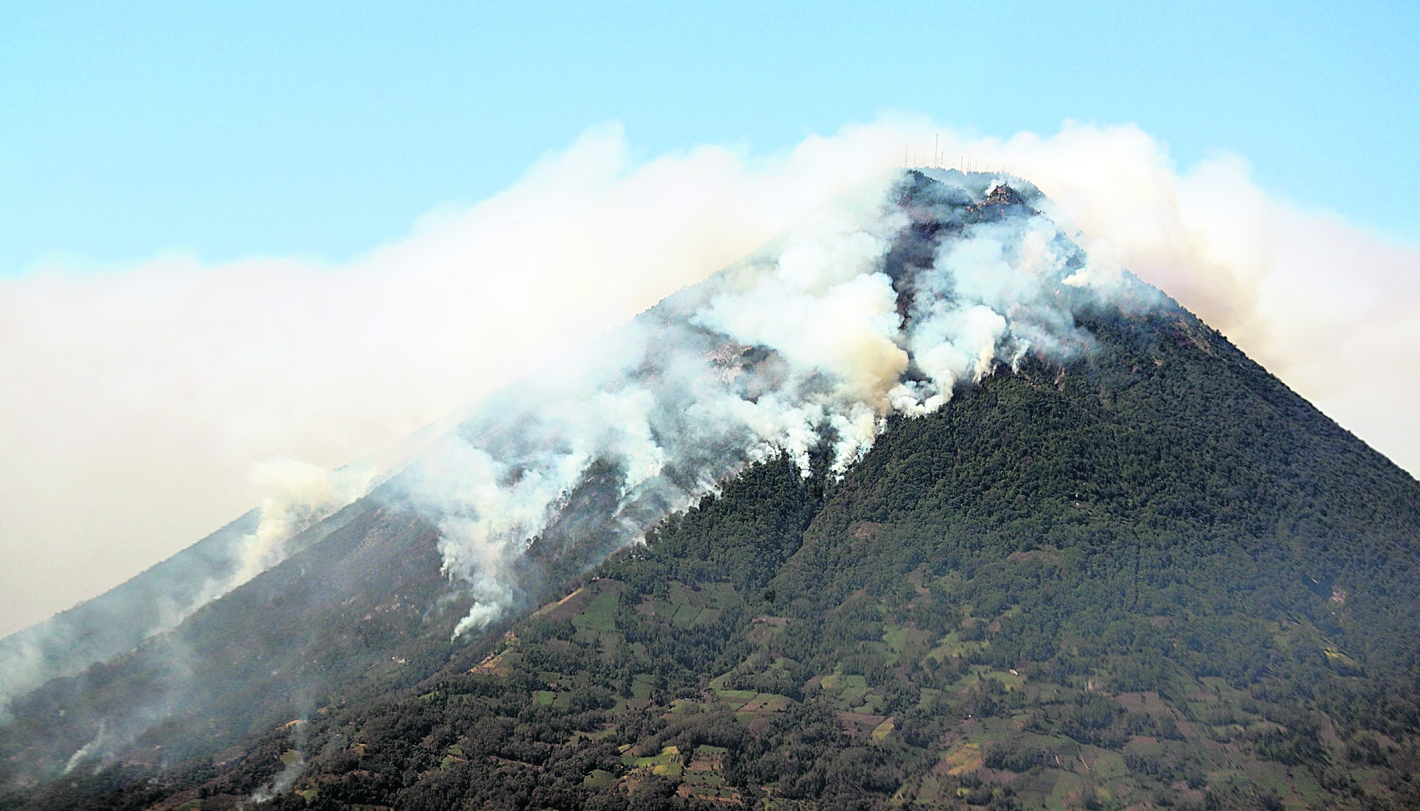 Se reportó un incendio en el volcán de Agua el miércoles 21 de febrero. Más de un centenar de personas de diversas instituciones y organizaciones participan en las tareas para combatir el fuego que arrasa con la flora y fauna del lugar.Sobrevuelo realizado con el Ejército de Guatemala para documentar la magnitud del incendio.Fotografía Prensa Libre: María Reneé Barrientos Gaytan. 22-02-2024.