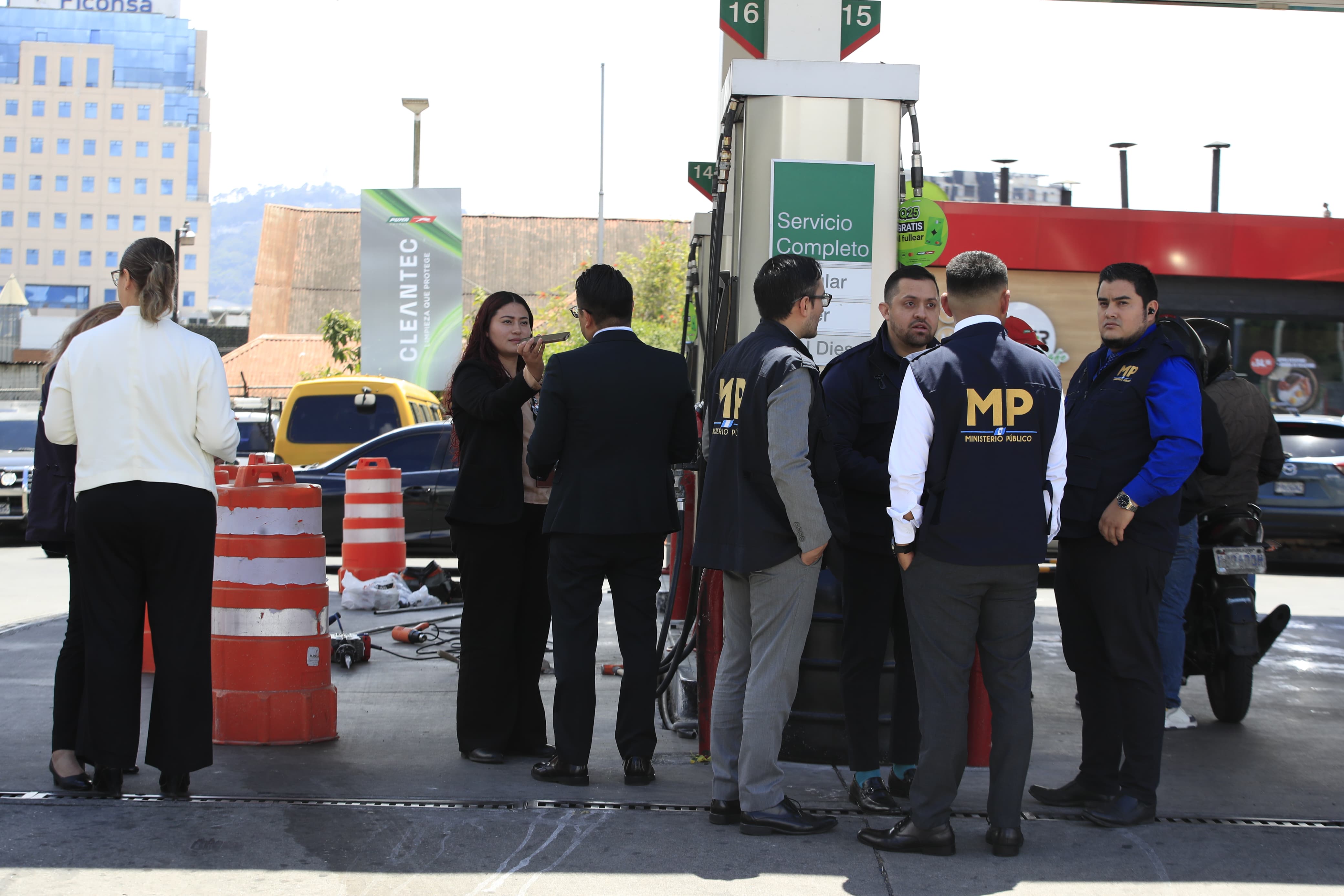 Personal del Ministerio Público realiza inspecciones el 19 de marzo en gasolineras denunciadas por la Diaco, como parte de la investigación por posibles aumentos injustificados en los precios de combustibles. (Foto, Prensa Libre: María René Barrientos)