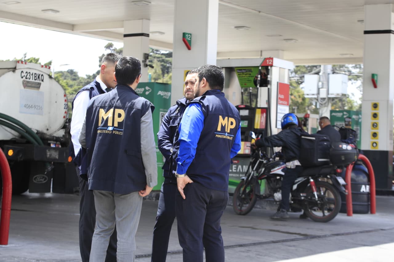 Personal del Ministerio Público realiza verificaciones en una gasolinera, donde revisa registros contables e inventarios para detectar posibles irregularidades en los precios de combustibles. (Foto, Prensa Libre: María René Barrientos)