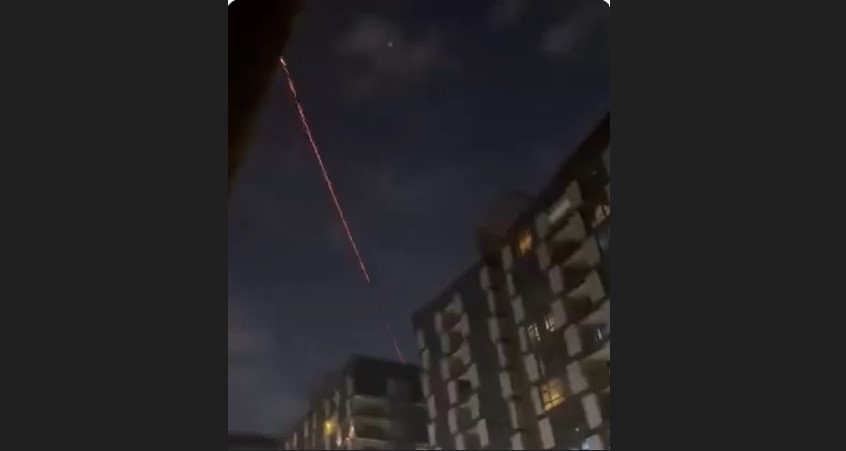 Imágenes difundida en redes sociales de misiles interceptados por la defensa en un complejo de edificios cercanos a la Embajada de EE. UU. en Bagdad. (Foto: @Jhonffonseca / X)