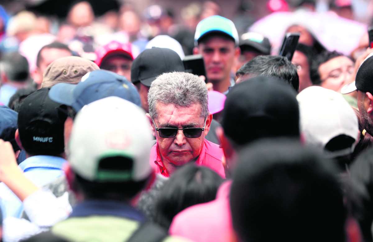 afiliados al Sindicato de Trabajadores de la Educación de Guatemala (STEG), dirigido por Joviel Acevedo, extendieron sus medidas de presión contra el Gobierno para que acepte sus propuestas en el marco de la negociación del pacto colectivo de condiciones de trabajo con el Ministerio de Educación y hoy bloquean la 7a. avenida y otras calles de la zona 1.
Foto:
BYRON RIVERA
13/06/2025