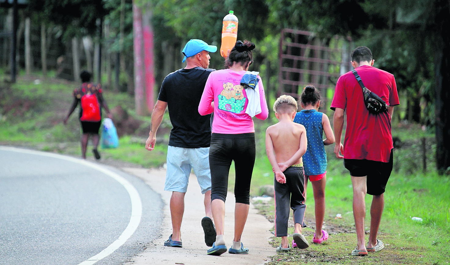 Decenas de migrantes en su mayorÌa venezolanos recorren la carretera de Esquipulas en donde inicia su paso por Guatemala hasta llegar a la frontera de MÈxico.foto Carlos Hern·ndez15/10/2022id=