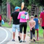 Decenas de migrantes en su mayorÌa venezolanos recorren la carretera de Esquipulas en donde inicia su paso por Guatemala hasta llegar a la frontera de MÈxico.
foto Carlos Hern·ndez
15/10/2022id=