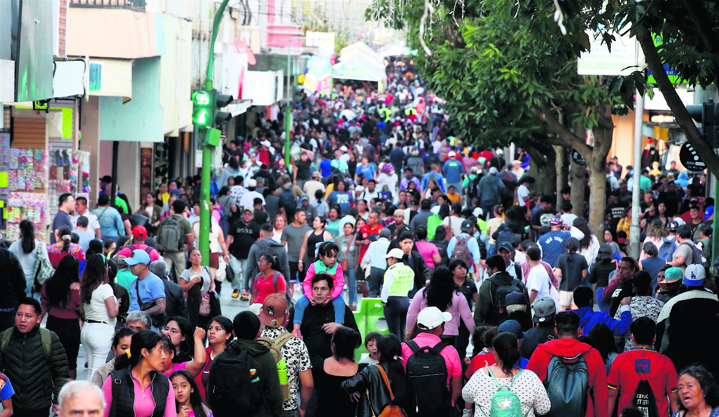 Cientos de personas acuden a El  Paseo de la Sexta, los guatemaltecos aprovechan el aguinaldo para hacer compras de fin de año.  Fotografía Esbin Garcia13-12-25