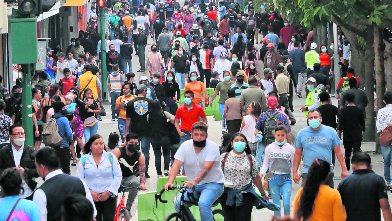 Guatemaltecos aminoran medidas de protección contra contagios de coronavirus. El Presidente de la República, indicó que estará anunciando próximamente medidas que permitirán que varias actividades regresen a la normalidad.
Actualmente, varios guatemaltecos han limitado el uso de mascarilla y aplicación de gel, sin embargo, no toda la población se encuentra inmunizada contra el coronavirus o al menos ha recibido alguna de las dosis de vacuna para prevenir contagios.
La sexta avenida de la zona 1 es un lugar comercial donde convergen familias como un destino de paseo.