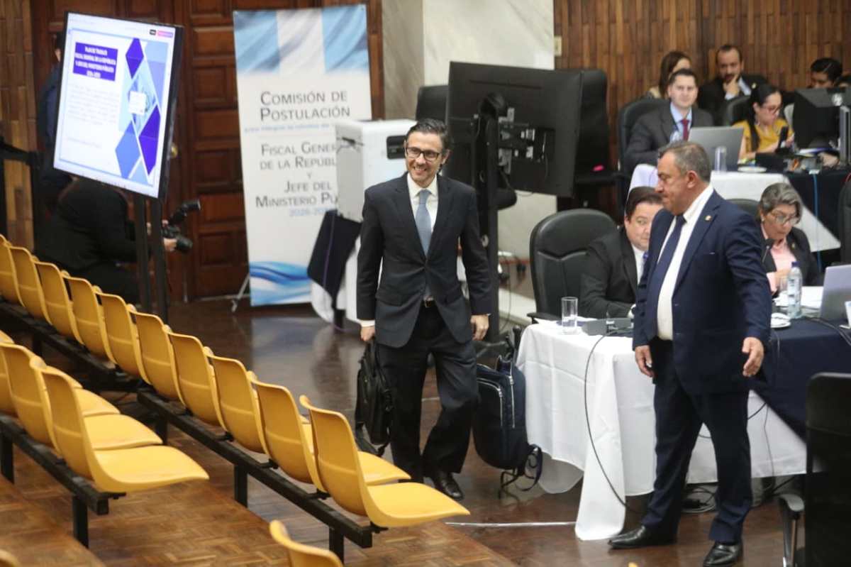 Julio Roberto Saavedra Pineta expone su plan de trabajo durante la entrevista ante la Comisión de Postulación para elección de fiscal del MP. (Foto Prensa Libre: Javier González)
