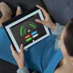 Expertos señalan que la falta de inversión, los obstáculos. administrativos y la geografía limitan la expansión de redes de telefonía y electricidad. (Foto Prensa Libre: Freepik)