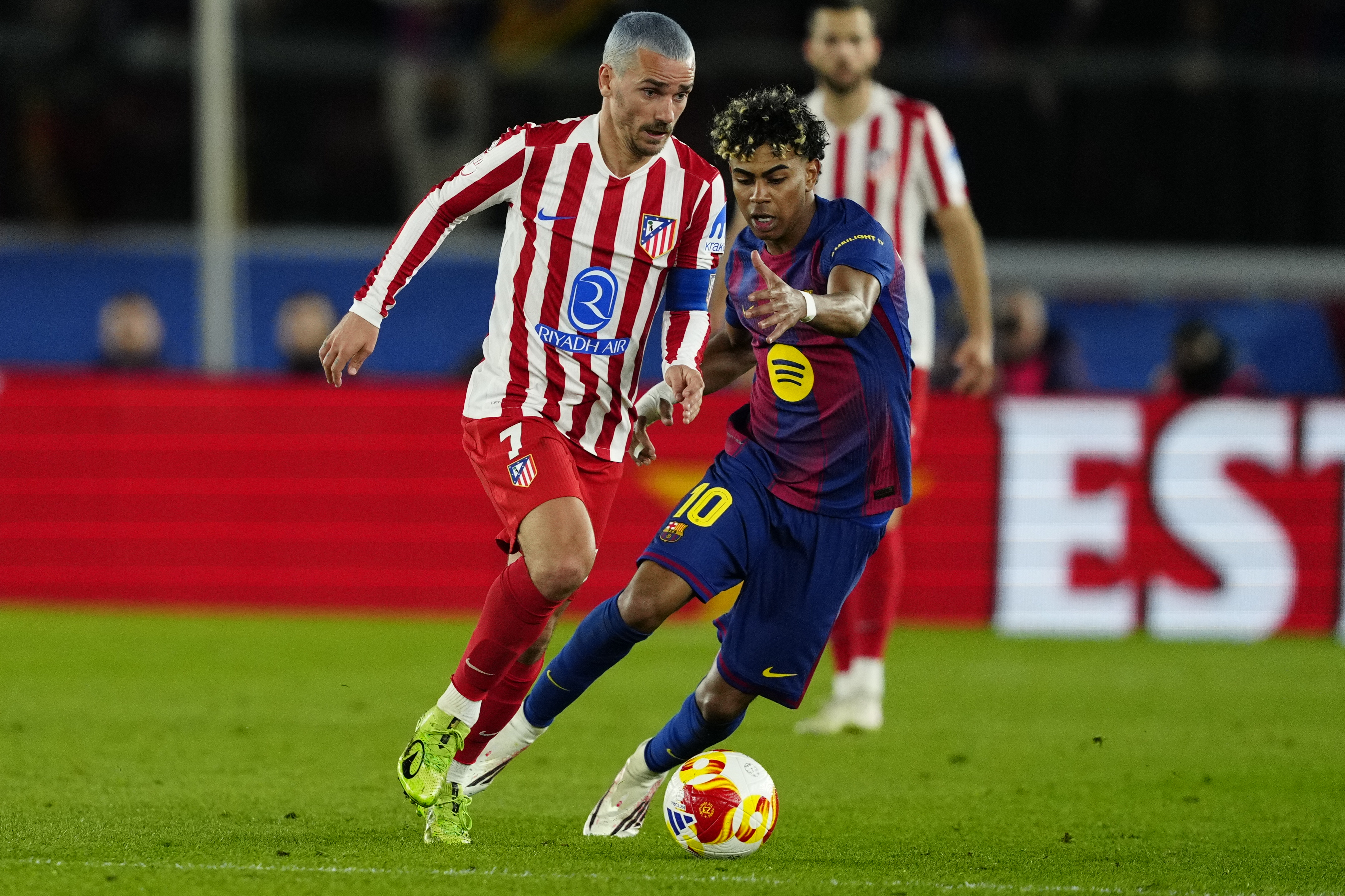 BARCELONA, 03/03/2026.- El delantero del Atlético Antoine Griezmann (i) juega un balón ante Lamine Yamal, del Barcelona, durante el partido de vuelta de las semifinales de la Copa del Rey que FC Barcelona y Atlético de Madrid disputan este martes en el Camp Nou. EFE/Alejandro García