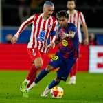 BARCELONA, 03/03/2026.- El delantero del Atlético Antoine Griezmann (i) juega un balón ante Lamine Yamal, del Barcelona, durante el partido de vuelta de las semifinales de la Copa del Rey que FC Barcelona y Atlético de Madrid disputan este martes en el Camp Nou. EFE/Alejandro García