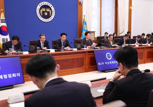 Seoul (Korea, Republic Of), 01/04/2026.- South Korean President Lee Jae Myung (C) attends an emergency economic review meeting at the presidential office Cheong Wa Dae in Seoul, South Korea, 01 April 2026, to cushion the impact of the escalating Middle East crisis on the economy amid the ongoing U.S.-Israeli war with Iran. (Corea del Sur, Seúl) EFE/EPA/YONHAP SOUTH KOREA OUT
