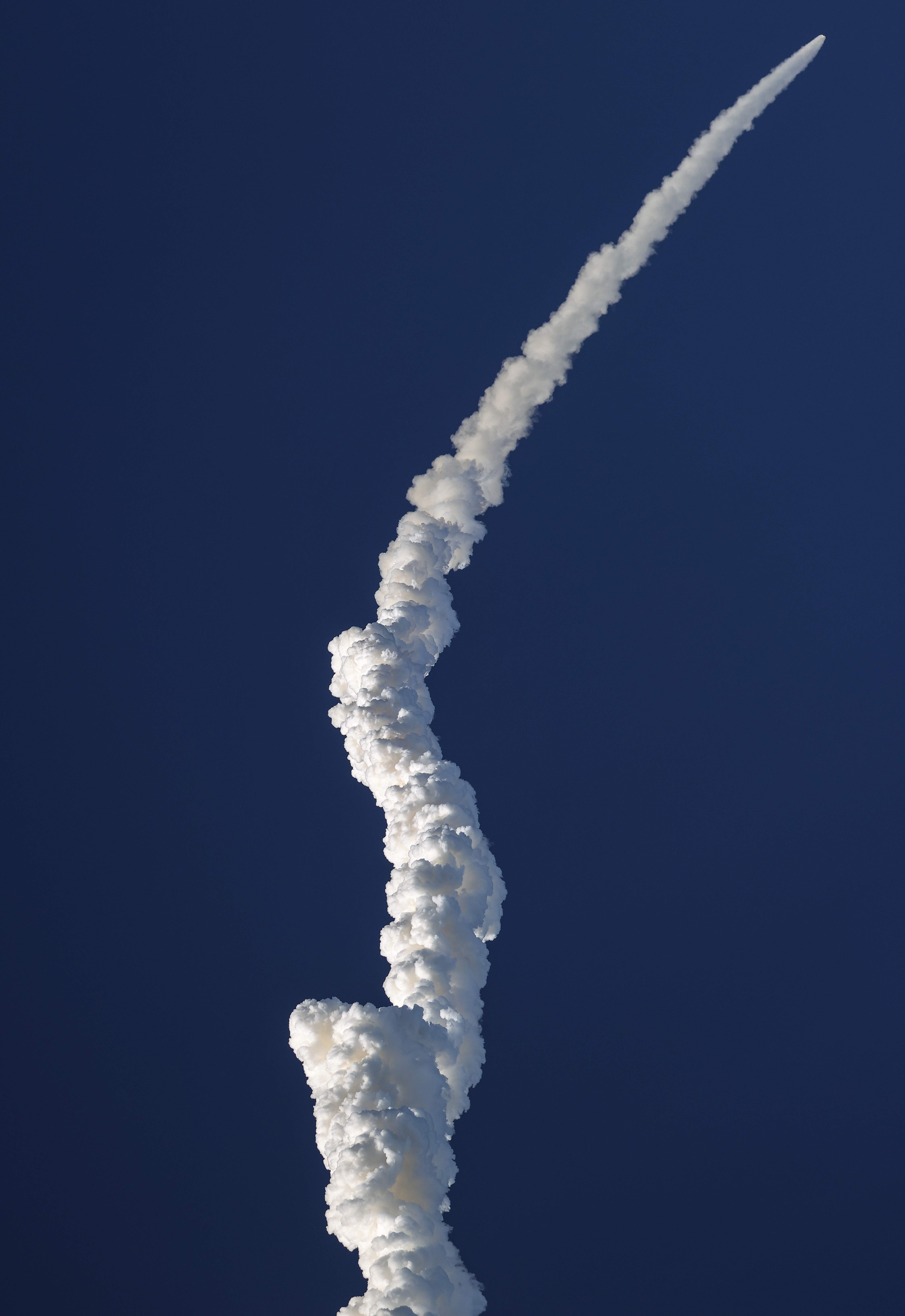 El cohete Space Launch System (SLS) que transporta la cápsula Orion para la misión Artemis II está en vuelo tras un exitoso lanzamiento desde la plataforma 39B del Centro Espacial Kennedy en Titusville, Florida, EE. UU., el 1 de abril de 2026. (Foto Prensa Libre: EFE)