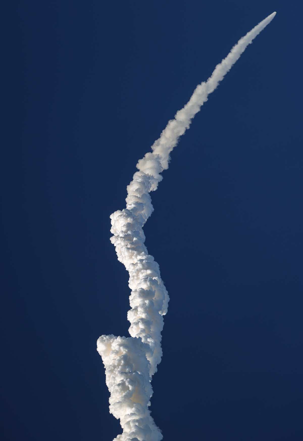 El cohete Space Launch System (SLS) que transporta la cápsula Orion para la misión Artemis II está en vuelo tras un exitoso lanzamiento desde la plataforma 39B del Centro Espacial Kennedy en Titusville, Florida, EE. UU., el 1 de abril de 2026. (Foto Prensa Libre: EFE)