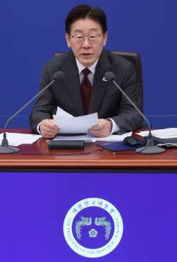 Seoul (Korea, Republic Of), 01/04/2026.- South Korean President Lee Jae Myung attends an emergency economic review meeting at the presidential office Cheong Wa Dae in Seoul, South Korea, 01 April 2026, to cushion the impact of the escalating Middle East crisis on the economy amid the ongoing U.S.-Israeli war with Iran. (Corea del Sur, Seúl) EFE/EPA/YONHAP SOUTH KOREA OUT