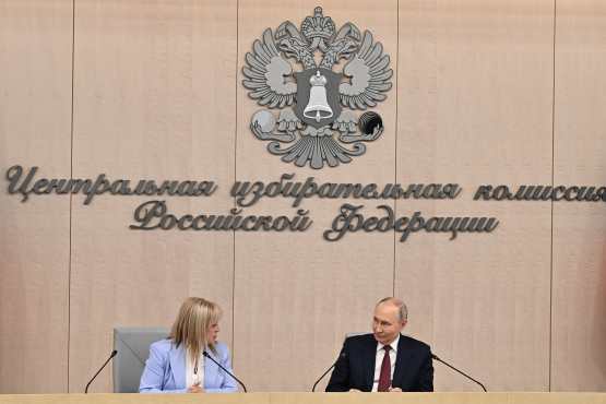 MOSCOW (Russian Federation), 01/04/2026.- Russian President Vladimir Putin (R) holds a meeting with new members of the Central Election Commission (CEC), as CEC Chair Ella Pamfilova (L) sits nearby in Moscow, Russia, 01 April 2026. (Rusia, Moscú) EFE/EPA/SERGEY BOBYLEV / SPUTNIK/KREMLIN POOL MANDATORY CREDIT