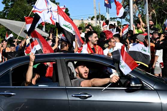 SYDNEY (Australia), 01/04/2026.- Iraq supporters celebrate Iraq winning the FIFA World Cup play off match against Bolivia, and qualifying for the 2026 World Cup, in Fairfield, Sydney, Australia, 01 April 2026. (Mundial de Fútbol) EFE/EPA/DAN HIMBRECHTS AUSTRALIA AND NEW ZEALAND OUT