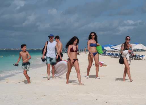 MEX8637. ISLA MUJERES (MÉXICO), 01/04/2026.- Turistas recorren la playa Isla Mujeres este miércoles, en Quintana Roo (México). Los destinos turísticos de Quintana Roo inician la temporada vacacional de Semana Santa y pascua, una de los más importantes del año, con la proyección de recibir más de 1,2 millones de turistas y una derrama económica de 1.000 millones de dólares. EFE/ Alonso Cupul