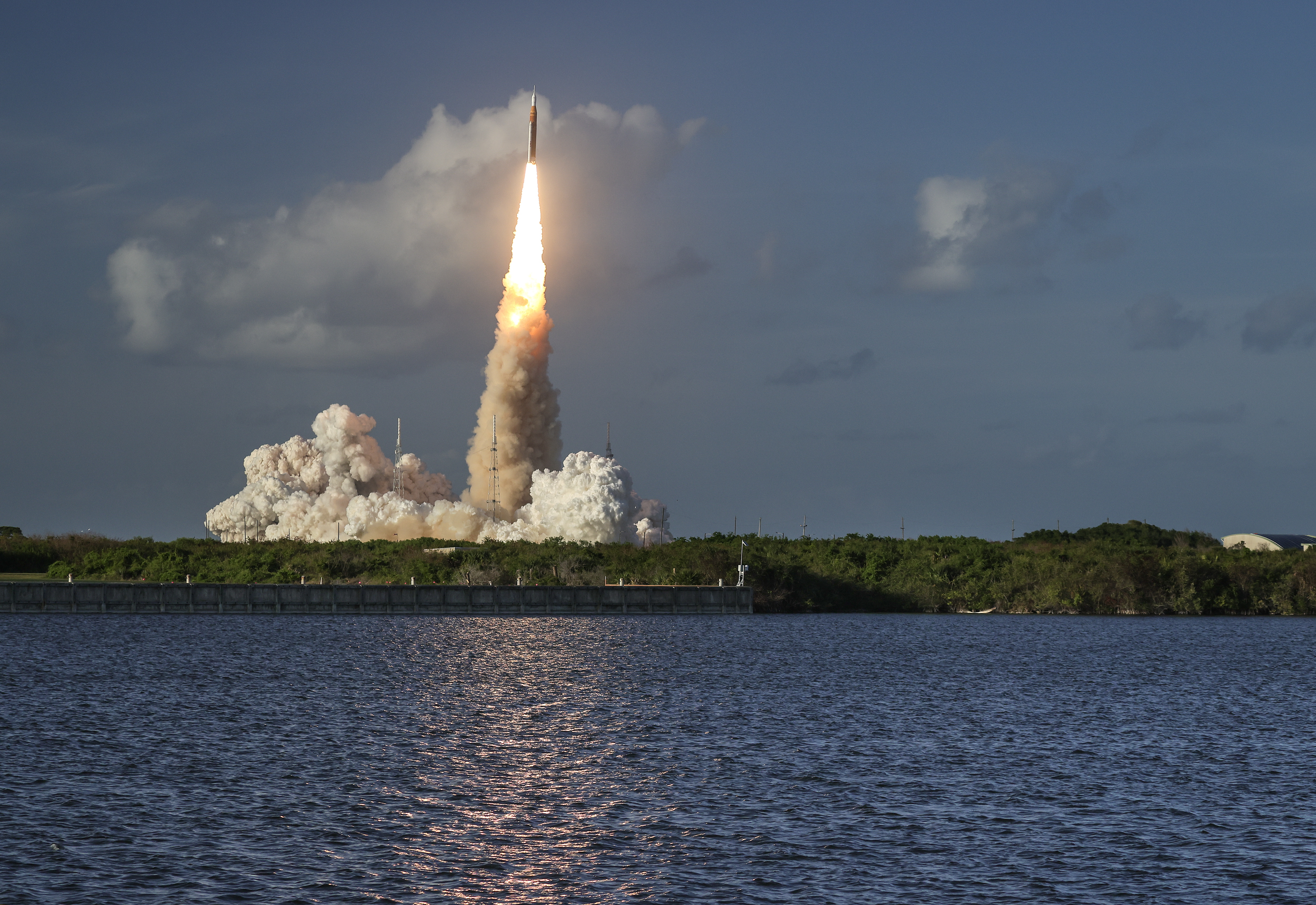 TITUSVILLE (United States), 02/04/2026.- The Space Launch System (SLS) rocket carrying the Orion capsule for the Artemis II mission lifts off from Launch Pad 39B at the Kennedy Space Center in Titusville, Florida, USA, 01 April 2026. The crew includes NASA astronauts Reid Wiseman, commander, Victor Glover, pilot, Christina Koch, mission specialist, and Canadian Space Agency (CSA) astronaut Jeremy Hansen, mission specialist. The mission will conduct a crewed flyby of the Moon, the first human flight beyond low Earth orbit since 1972. EFE/EPA/CRISTOBAL HERRERA-ULASHKEVICH