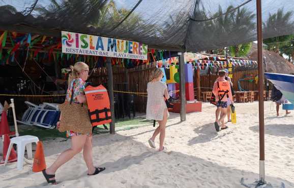MEX8637. ISLA MUJERES (MÉXICO), 01/04/2026.- Turistas recorren la playa Isla Mujeres este miércoles, en Quintana Roo (México). Los destinos turísticos de Quintana Roo inician la temporada vacacional de Semana Santa y pascua, una de los más importantes del año, con la proyección de recibir más de 1,2 millones de turistas y una derrama económica de 1.000 millones de dólares. EFE/ Alonso Cupul