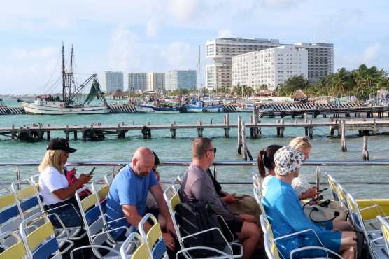 MEX8637. ISLA MUJERES (MÉXICO), 01/04/2026.- Turistas recorren la playa Isla Mujeres este miércoles, en Quintana Roo (México). Los destinos turísticos de Quintana Roo inician la temporada vacacional de Semana Santa y pascua, una de los más importantes del año, con la proyección de recibir más de 1,2 millones de turistas y una derrama económica de 1.000 millones de dólares. EFE/ Alonso Cupul