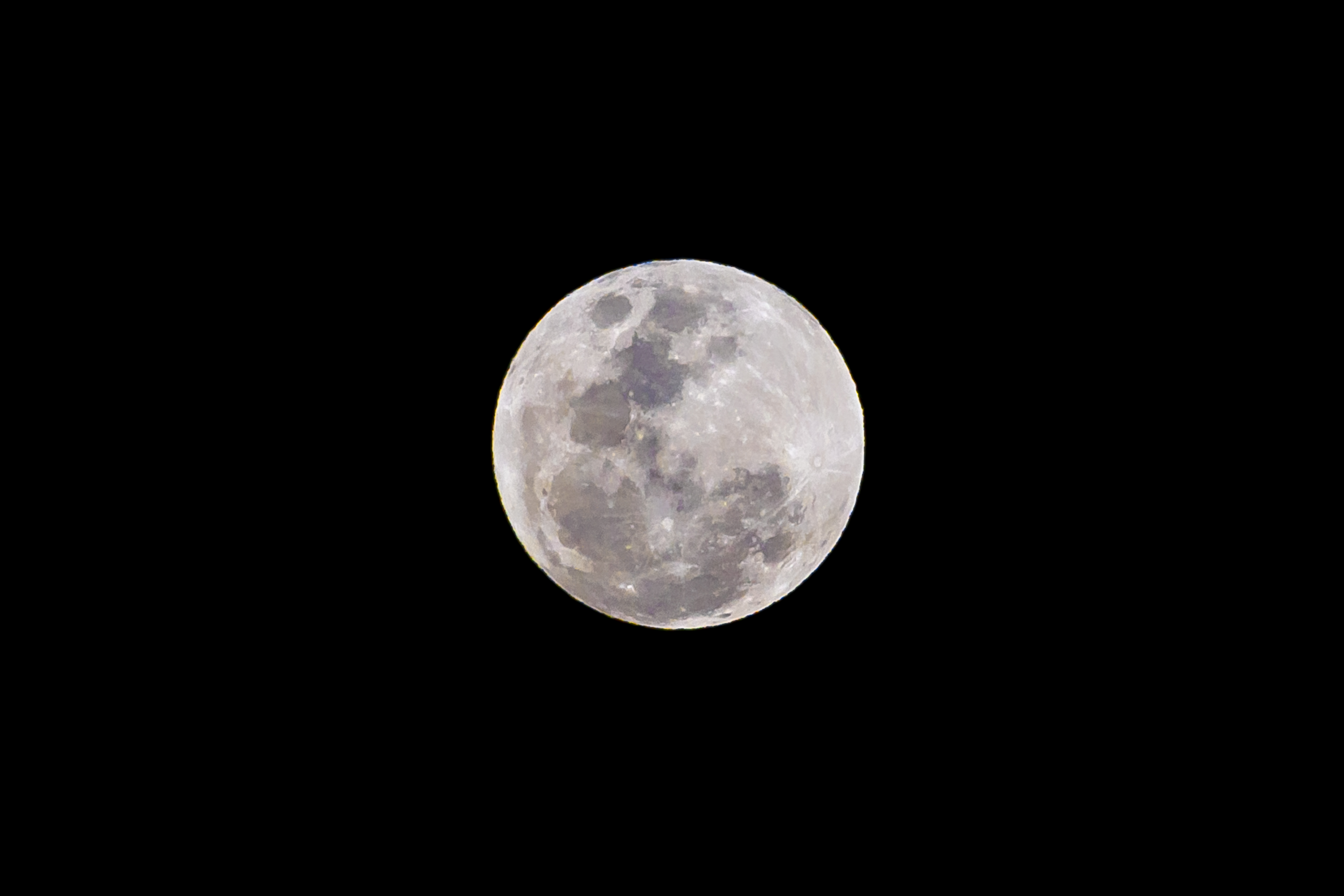 AME9857. GUATIRE (VENEZUELA), 01/04/2026.- Fotografía de la luna llena este miércoles en las inmediaciones de la cárcel El Rodeo, en Guatire (Venezuela). EFE/ Miguel Gutiérrez