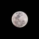 AME9857. GUATIRE (VENEZUELA), 01/04/2026.- Fotografía de la luna llena este miércoles en las inmediaciones de la cárcel El Rodeo, en Guatire (Venezuela). EFE/ Miguel Gutiérrez