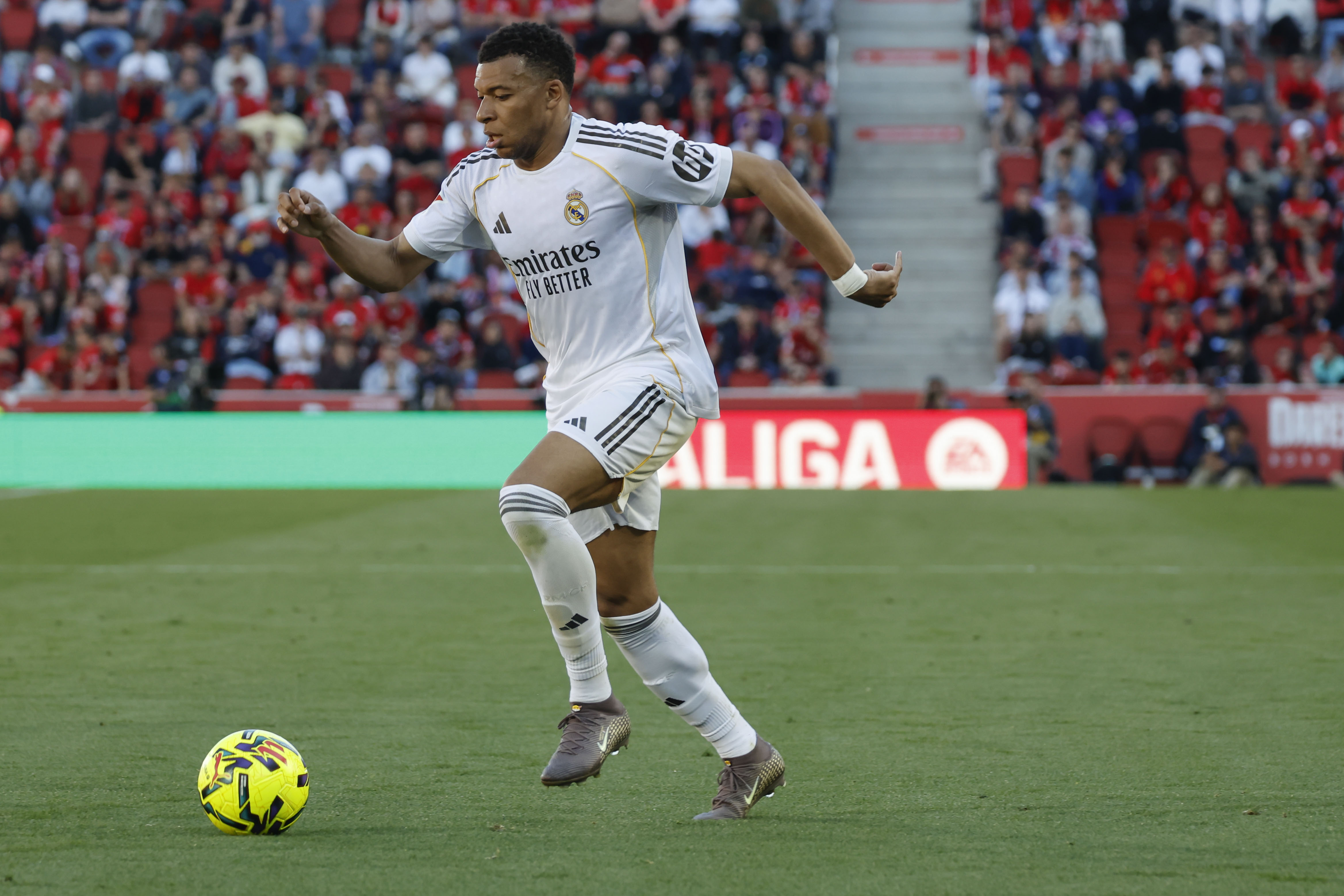 PALMA DE MALLORCA (ISLAS BALEARES), 04/04/2026.- El delantero francés del Real Madrid Kylian Mbappé en acción durante el partido de la jornada 30 de LaLiga EA Sports, que disputan el RCD Mallorca y el Real Madrid este sábado, en Son Moix, Palma de Mallorca. EFE/ Cati Cladera