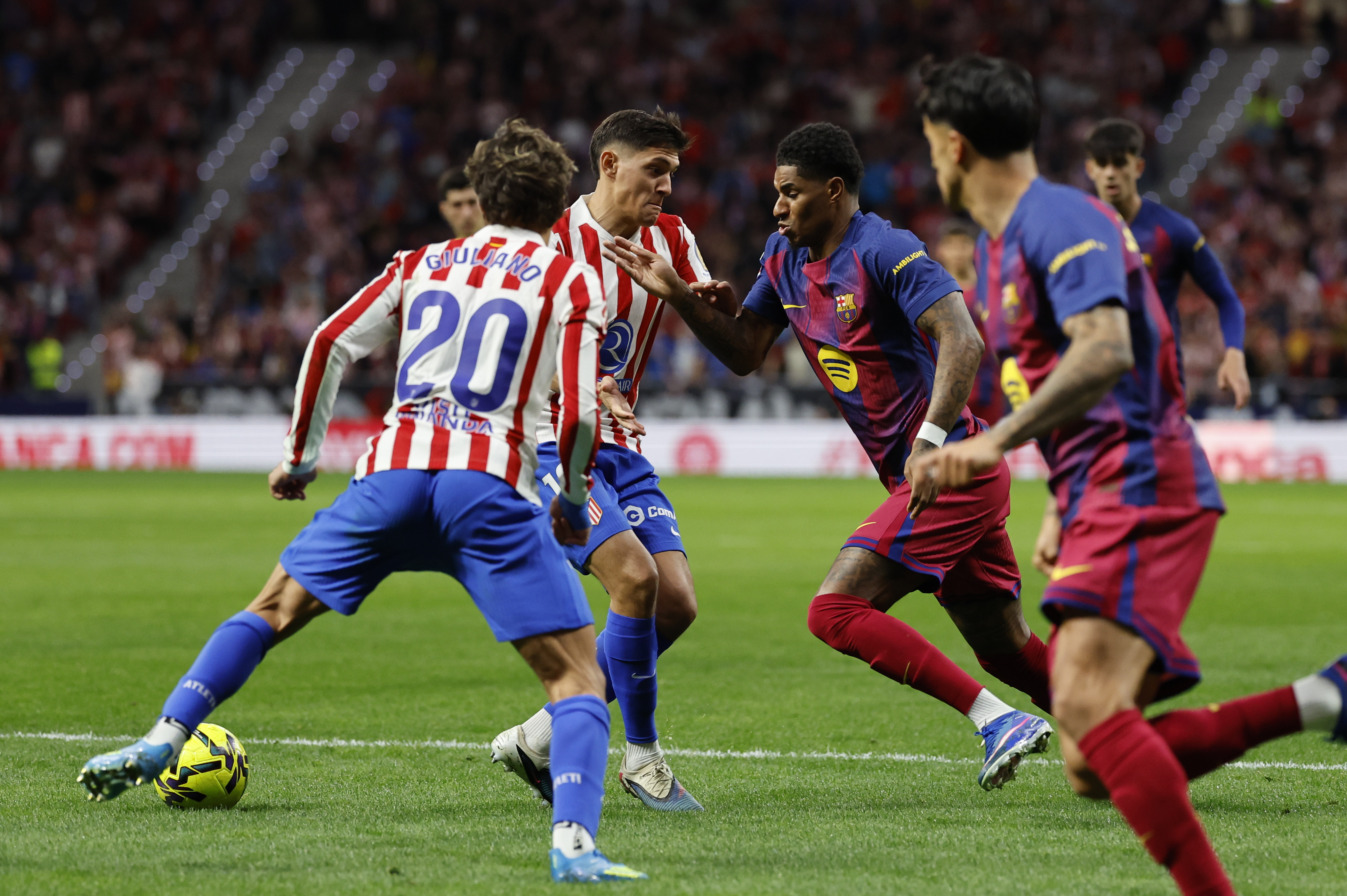 MADRID, 04/04/2026.- El defensa del Atlético de Madrid Nahuel Molina (2i) disputa un balón ante el delantero británico del Barcelona Marcus Rashford (2d) durante el partido de la jornada 30 de LaLiga EA Sports que Atlético de Madrid y FC Barcelona disputan este sábado, en el Estadio Riyadh Air Metropolitano de la capital española. EFE/ Mariscal