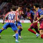 MADRID, 04/04/2026.- El defensa del Atlético de Madrid Nahuel Molina (2i) disputa un balón ante el delantero británico del Barcelona Marcus Rashford (2d) durante el partido de la jornada 30 de LaLiga EA Sports que Atlético de Madrid y FC Barcelona disputan este sábado, en el Estadio Riyadh Air Metropolitano de la capital española. EFE/ Mariscal