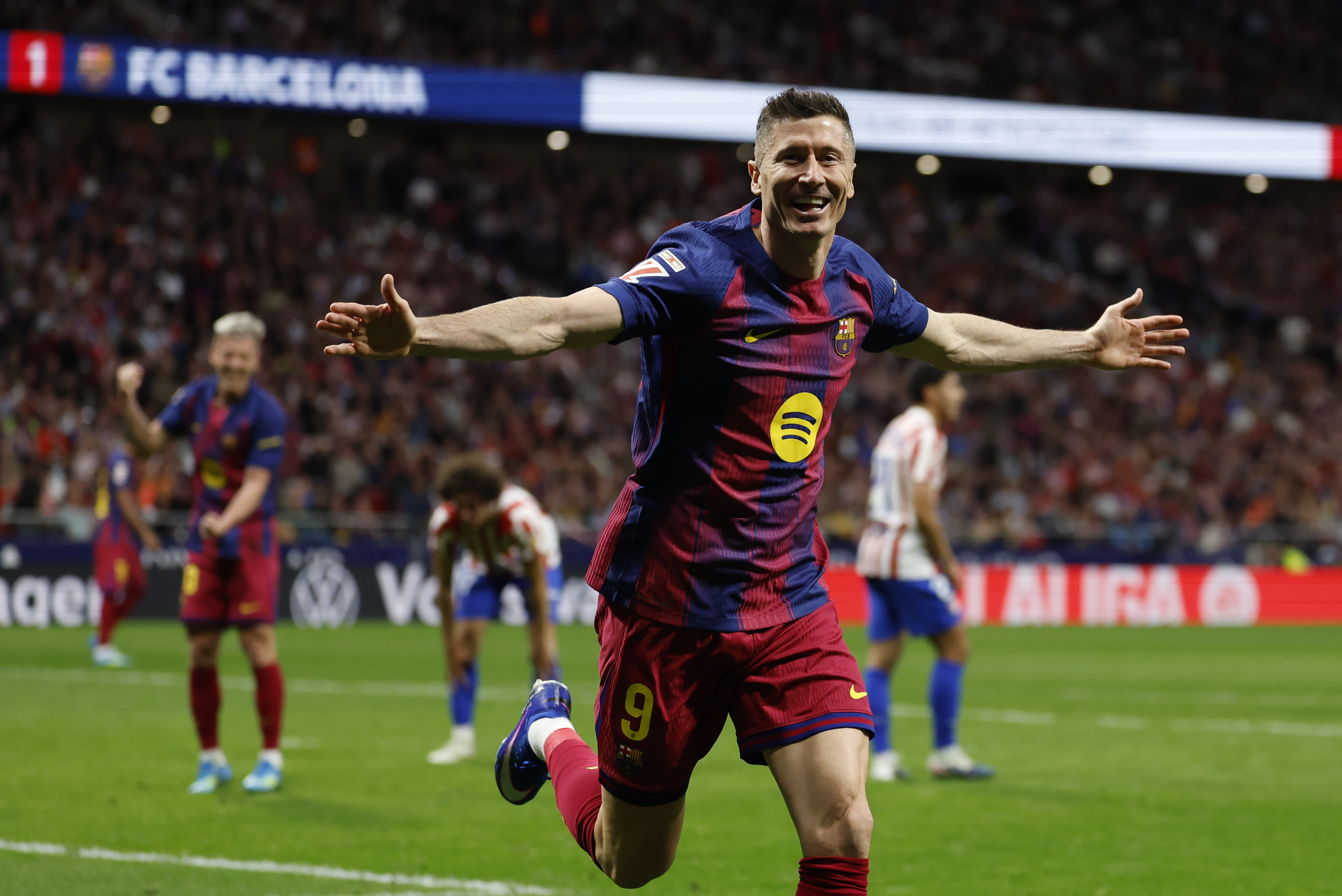 Robert Lewandowski durante uno de sus últimos partidos con el FC Barcelona, club del que anunció su salida tras cuatro temporadas. (Foto Prensa Libre: EFE)          
