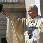 FOTODELDIA Ciudad del Vaticano, 5/04/2026 .- El papa León XIV presidió hoy su primer Domingo de Pascua en la plaza de San Pedro e impartió la bendición 'Urbi et Orbi' . EFE/VATICAN MEDIA