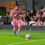 AME528. MIAMI (ESTADOS UNIDOS), 04/04/2026.- Lionel Messi del Inter Miami cobra un tiro de esquina este sábado, en un partido de la MLS entre Inter Miami y Austin FC en el estadio Nu, en Miami (Estados Unidos). EFE/ Alberto Boal