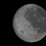 Fotografía tomada de la cuenta oficial en X de la NASA @NASA donde se observa la cara visible de la luna al costado derecho y la cara oculta del lado izquierdo. (Foto Prensa Libre: EFE)