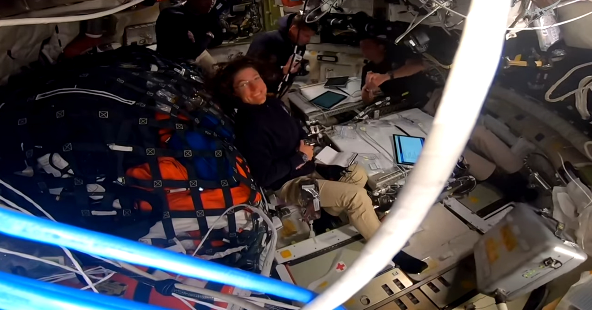 USA9642. MIAMI (ESTADOS UNIDOS), 06/04/2026.- Captura de vídeo cedido por la NASA que muestra a los astronautas Reid Wiseman, Victor Glover, Christina Koch, y Jeremy Hansen, a bordo de la cápsula Orión este lunes, seis días después del inicio de la misión Artemis II. En su histórico paso por el lado oculto de la Luna -cuando además alcanzarán la mayor distancia jamás lograda por humanos desde la Tierra-, los cuatro astronautas de Artemis II podrán observar durante unos 53 minutos un eclipse solar que no será visible desde nuestro planeta. EFE/ NASA /SOLO USO EDITORIAL/ NO VENTAS/ SOLO DISPONIBLE PARA ILUSTRAR LA NOTICIA QUE ACOMPAÑA (CRÉDITO OBLIGATORIO)