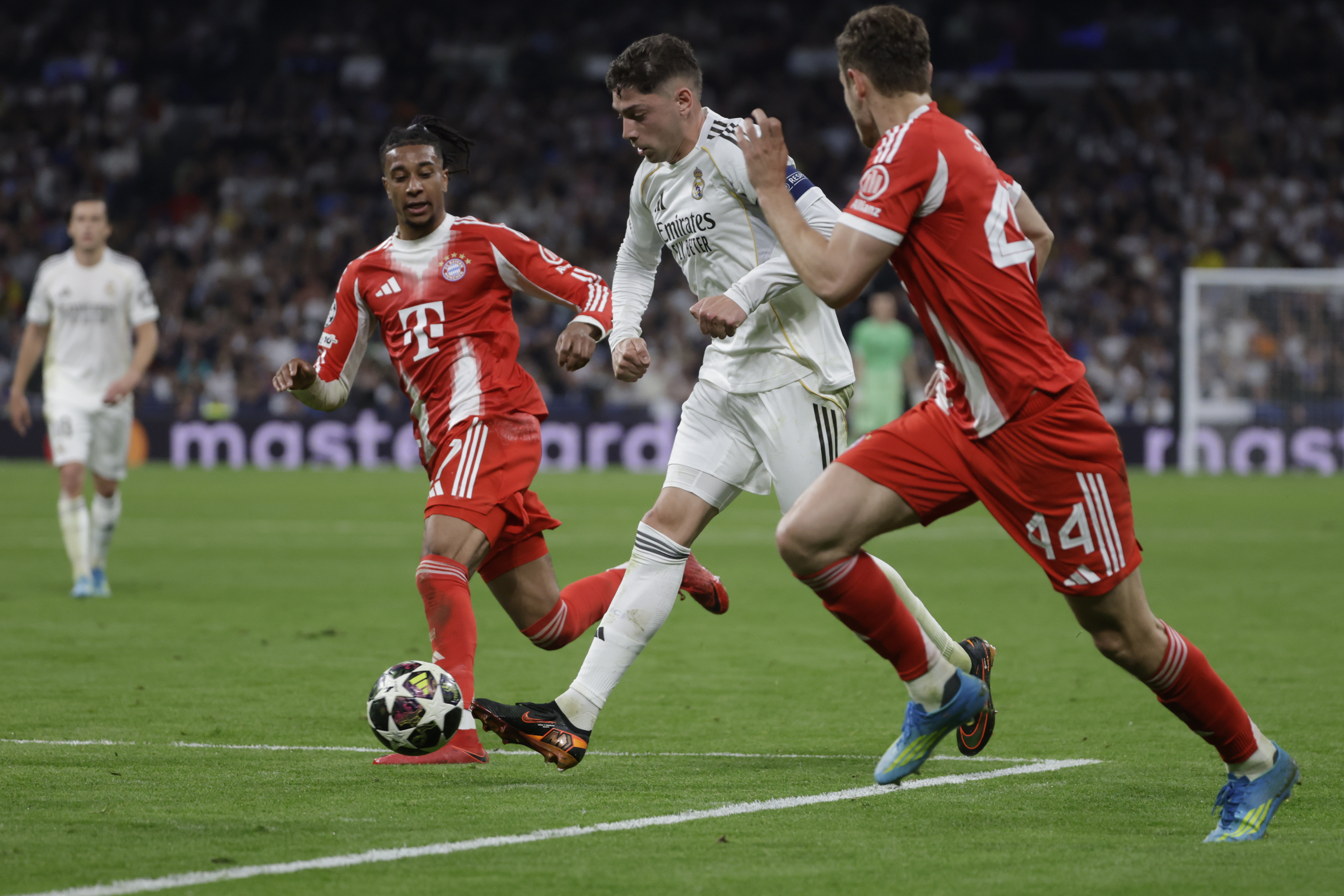 MADRID, 07/04/2026.- El centrocampista del Real Madrid Fede Valverde (2-d) juega un balón ante Luis Díaz (d), del Beyern, durante el partido de ida de los cuartos de final de la Liga de Campeones que Real Madrid y Bayern Munich disputan este martes en el estadio Santiago Bernabéu. EFE/Juanjo Martín