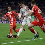 MADRID, 07/04/2026.- El centrocampista del Real Madrid Fede Valverde (2-d) juega un balón ante Luis Díaz (d), del Beyern, durante el partido de ida de los cuartos de final de la Liga de Campeones que Real Madrid y Bayern Munich disputan este martes en el estadio Santiago Bernabéu. EFE/Juanjo Martín