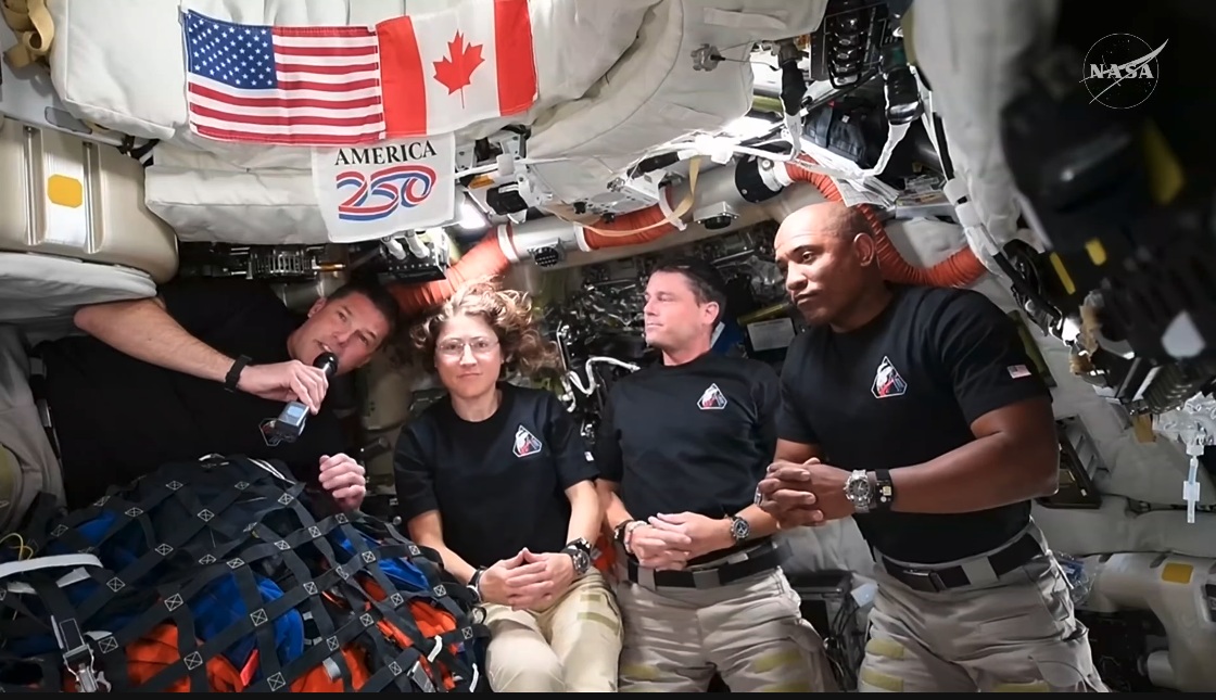  Captura de video tomada de la cuenta oficial en X @NASA que muestra desde la izquierda a los astronautas; Reid Wiseman, Christina Koch, Jeremy Hansen y Victor Glover que buscan regresar a la Tierra entre el 10 y 11 de abril de 2026.  (Foto Prens Libre: EFE)