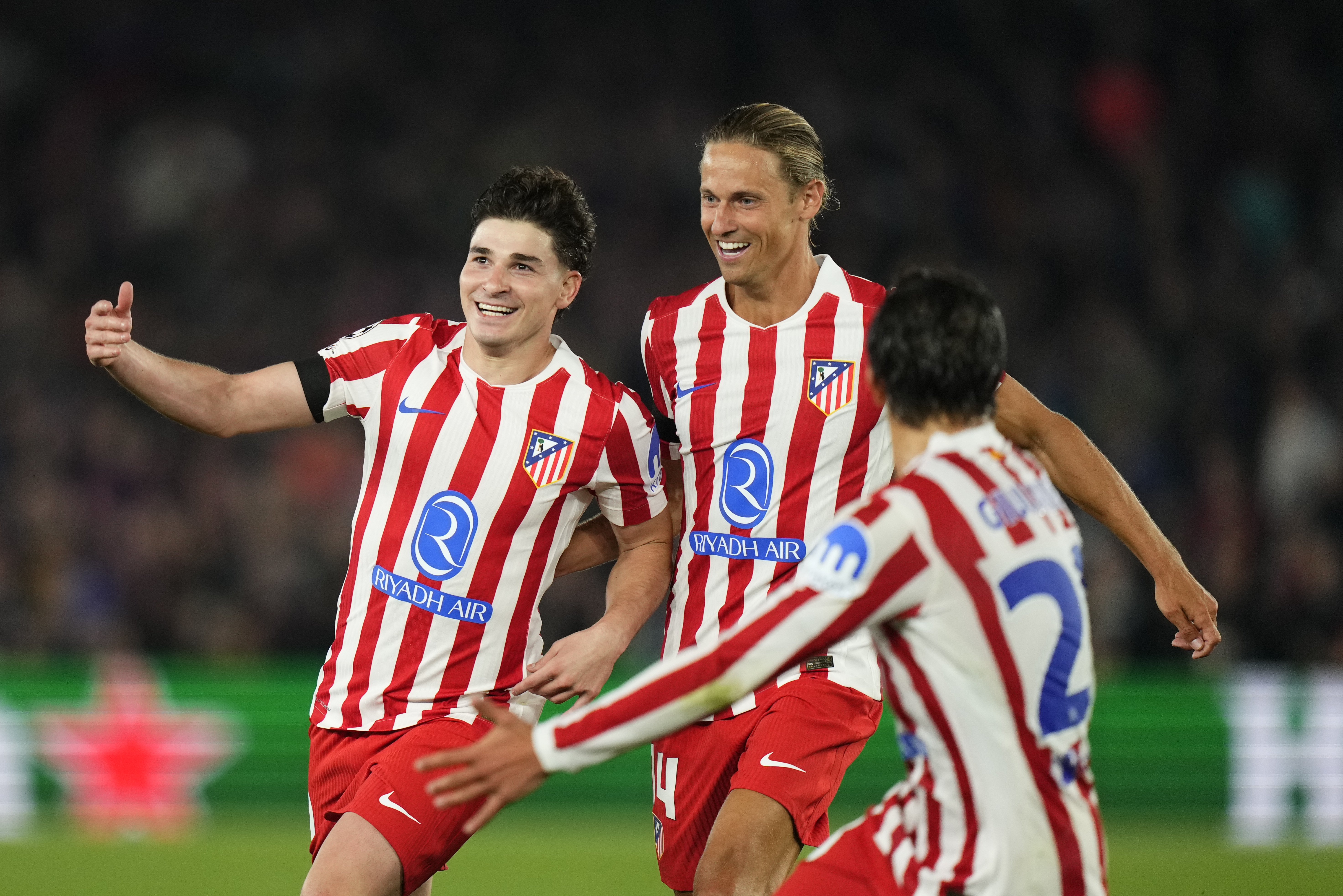 BARCELONA, 08/04/2026.- El delantero del Atlético de Madrid, Julián Álvarez (i), celebra con sus compañeros el primer gol del equipo rojiblanco durante el encuentro correspondiente a la ida de los cuartos de final de la Liga de Campeones que disputan este miércoles FC Barcelona y Atlético de Madrid en el estadio Camp Nou, en Barcelona. EFE / Siu Wu.
