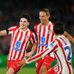 BARCELONA, 08/04/2026.- El delantero del Atlético de Madrid, Julián Álvarez (i), celebra con sus compañeros el primer gol del equipo rojiblanco durante el encuentro correspondiente a la ida de los cuartos de final de la Liga de Campeones que disputan este miércoles FC Barcelona y Atlético de Madrid en el estadio Camp Nou, en Barcelona. EFE / Siu Wu.