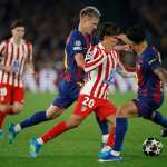 BARCELONA, 08/04/2026.- El centrocampista del FC Barcelona Dani Olmo (3d) lucha con Giuliano Simeone (2d), del Atlético de Madrid, durante el encuentro correspondiente a la ida de los cuartos de final de la Liga de Campeones que disputan FC Barcelona y Atlético de Madrid este miércoles en el Camp Nou, en Barcelona. EFE/Alberto Estévez