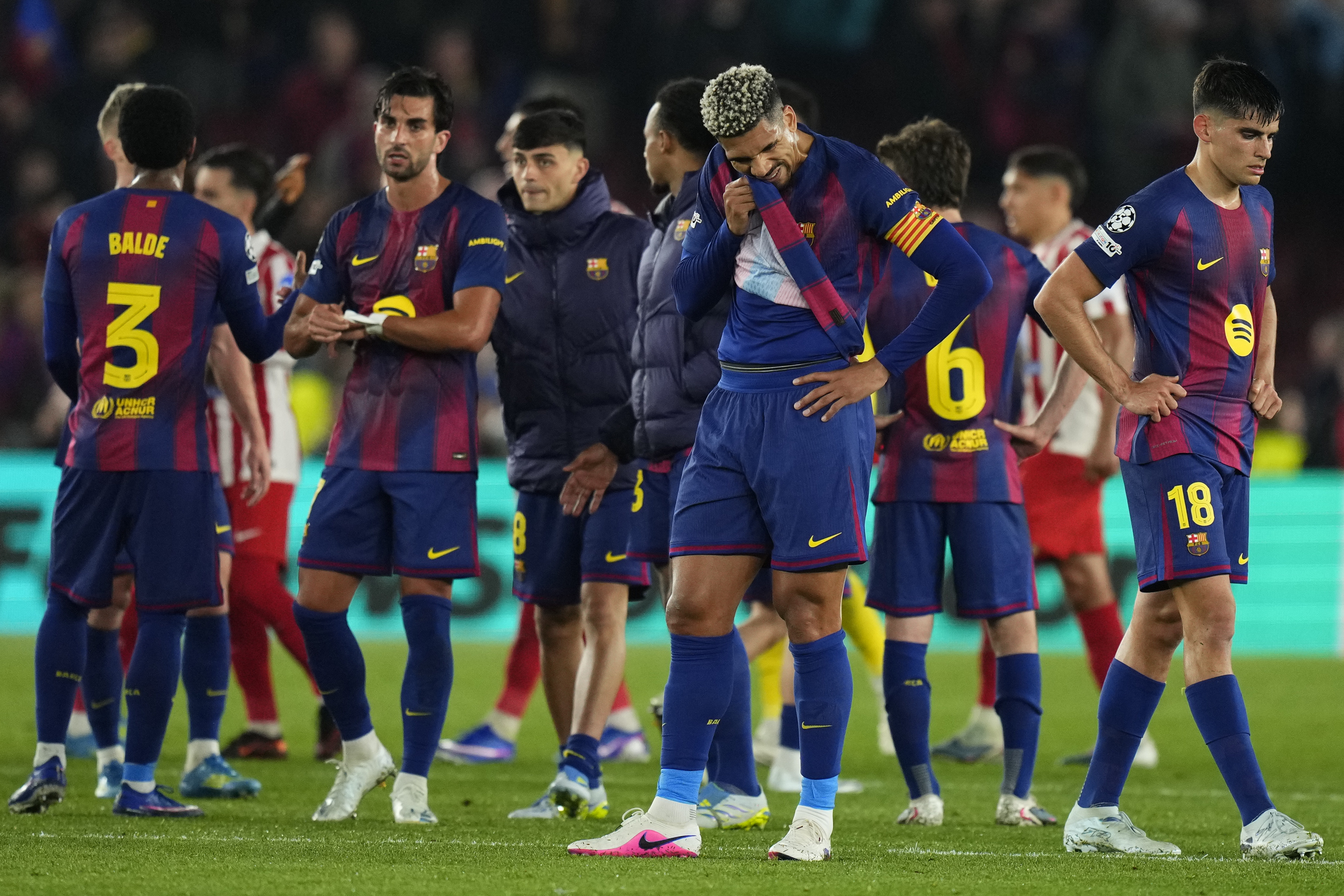 BARCELONA, 08/04/2026.- Los jugadores del FC Barcelona a la finalización del encuentro correspondiente a la ida de los cuartos de final de la Liga de Campeones que han disputado este miércoles FC Barcelona y Atlético de Madrid en el estadio Camp Nou, en Barcelona. EFE/Siu Wu.