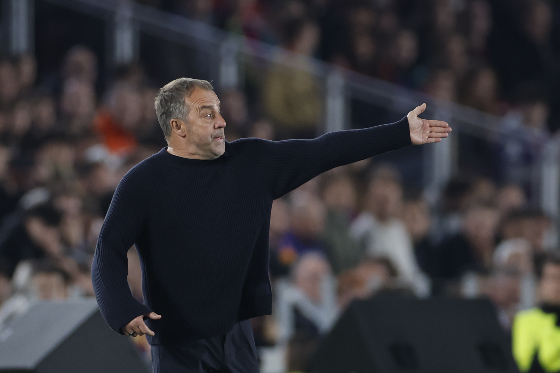 BARCELONA, 08/04/2026.- El técnico alemán del FC Barcelona, Hansi Flick, durante el encuentro correspondiente a la ida de los cuartos de final de la Liga de Campeones que disputan este miércoles FC Barcelona y Atlético de Madrid en el estadio Camp Nou, en Barcelona.EFE/Alberto Estevez.