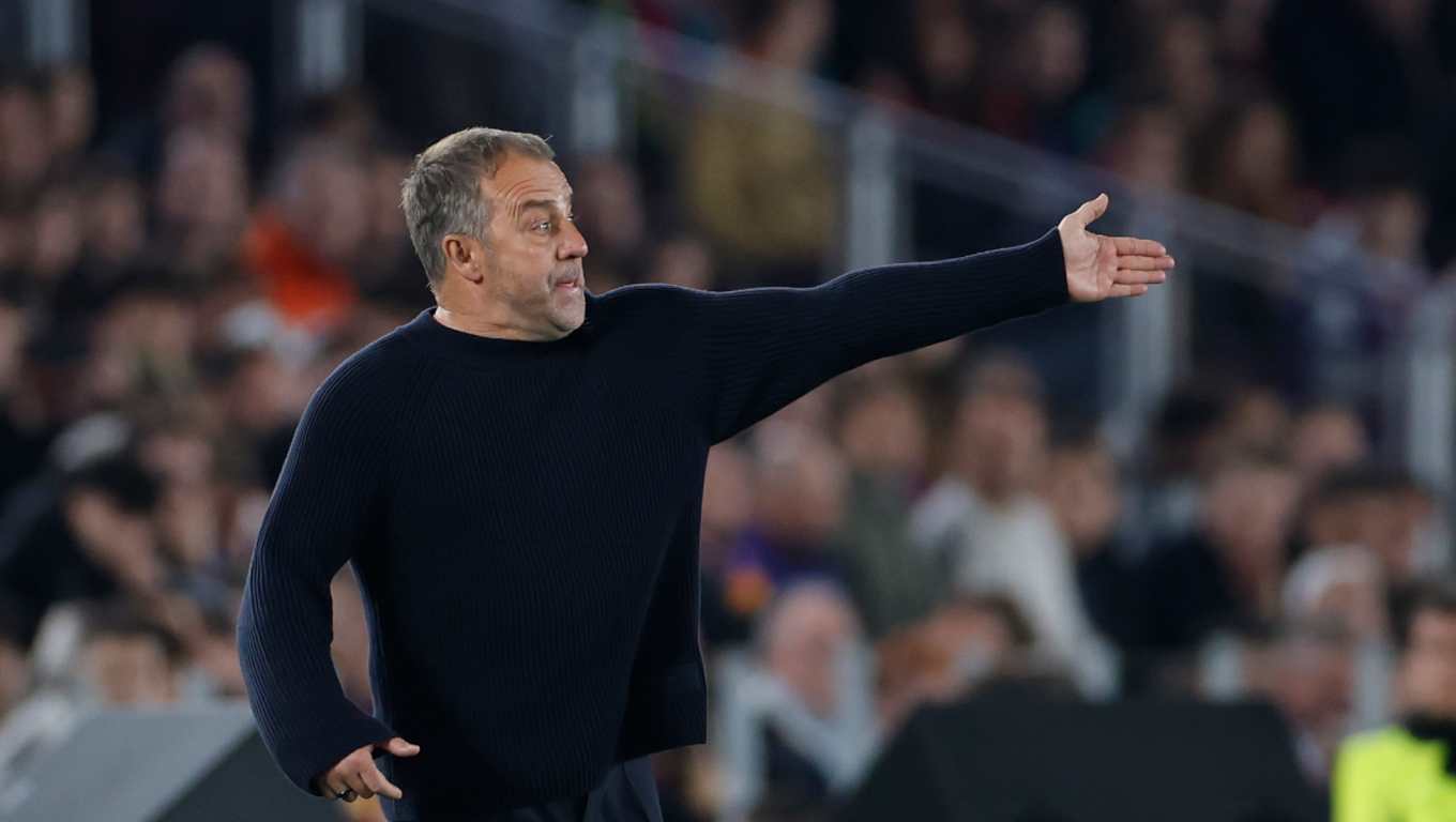 BARCELONA, 08/04/2026.- El técnico alemán del FC Barcelona, Hansi Flick, durante el encuentro correspondiente a la ida de los cuartos de final de la Liga de Campeones que disputan este miércoles FC Barcelona y Atlético de Madrid en el estadio Camp Nou, en Barcelona.EFE/Alberto Estevez.