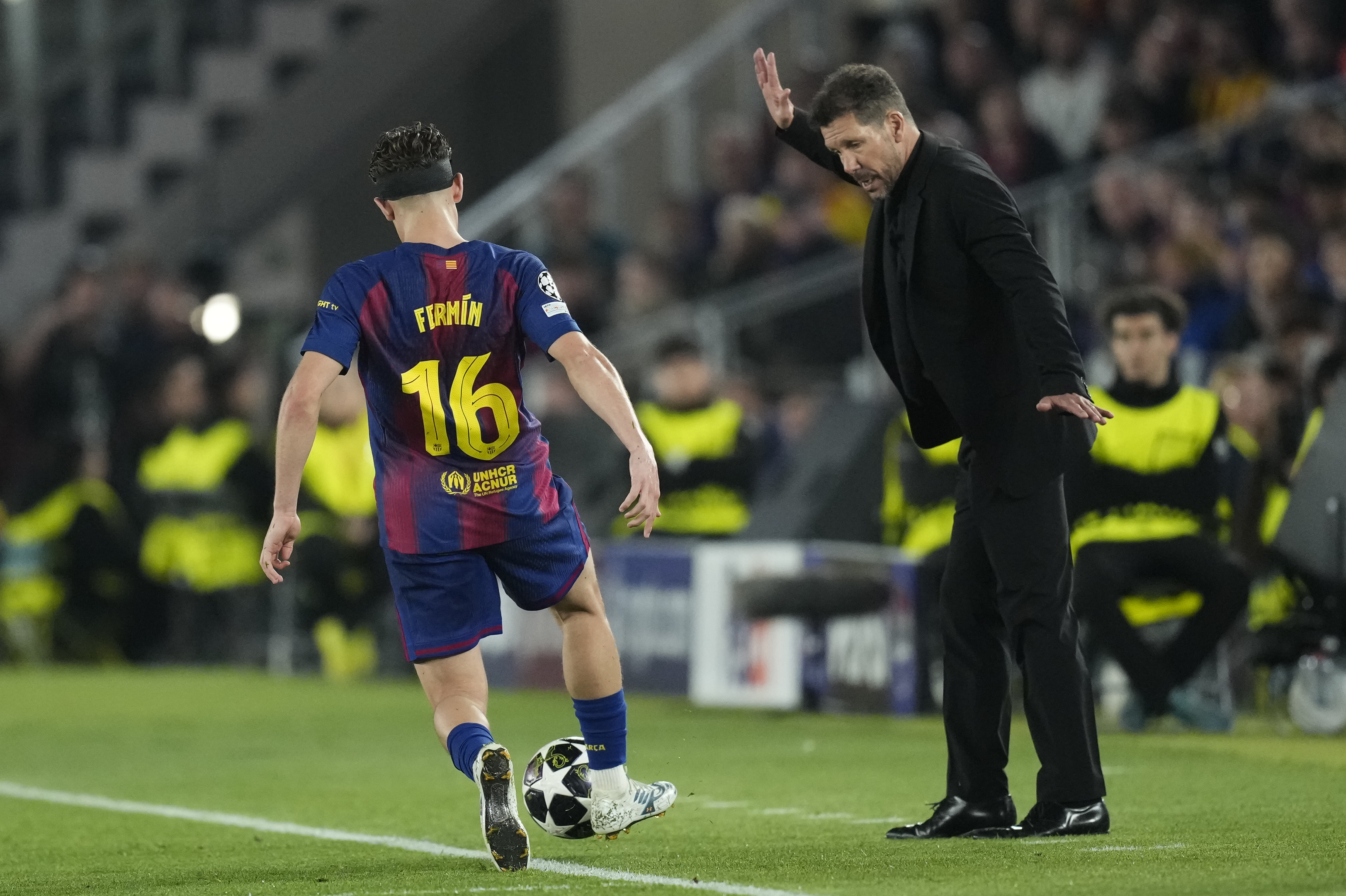 BARCELONA, 08/04/2026.- El técnico argentino del Atlético de Madrid, Diego Pablo Simeone, observa al centrocampista del FC Barcelona, Fermín López, durante el encuentro correspondiente a la ida de los cuartos de final de la Liga de Campeones que disputan este miércoles FC Barcelona y Atlético de Madrid en el estadio Camp Nou, en Barcelona.EFE/Enric Fontcuberta.
