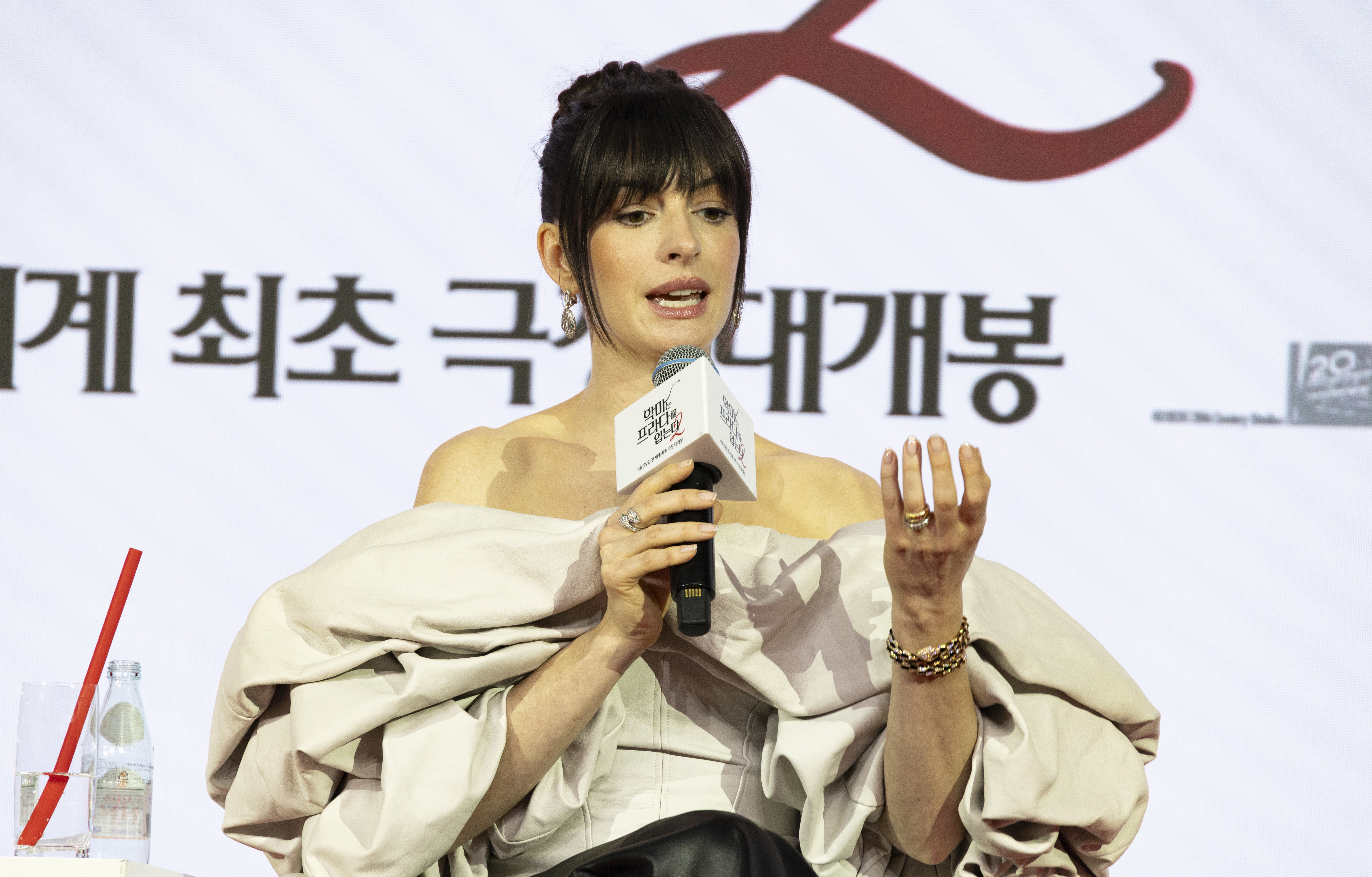 SEOUL (Korea, Republic Of), 08/04/2026.- US actor Anne Hathaway speaks during a press conference for the film, 'The Devil Wears Prada 2' in Seoul, South Korea, 08 April 2026. The film opens worldwide on 29 April 2026. (Cine, Corea del Sur, Seúl) EFE/EPA/JEON HEON-KYUN